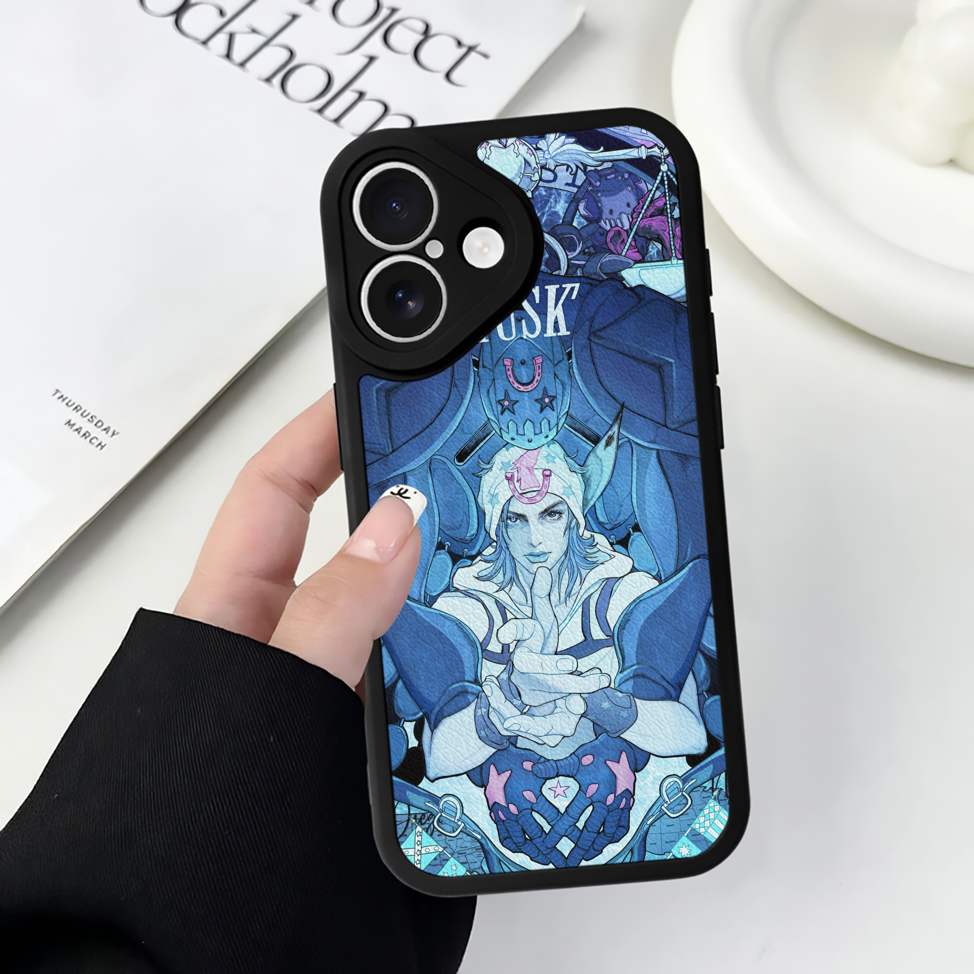 （画像用） ジョジョの奇妙な冒険 JoJo's Bizarre Adventure 【iPhone 16シリーズ対応】シリコンスマホケース（レザー調） 材質：シリコン